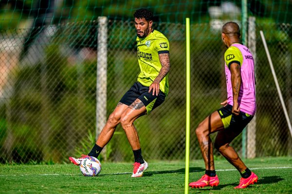 Jonathas em treino do Amrica (foto: Mouro Panda / Amrica)