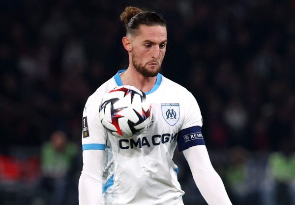 Rabiot, do Olympique de Marseille dominando bola no peito (foto: Franck Fife / AFP)