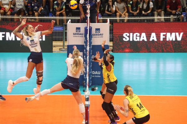 Thaisa atacando contra o Praia Clube (foto: Marcos Vieira /EM/DA)