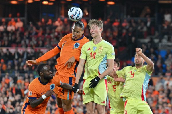 Huijsen e Van Dijk disputam bola area (foto: Nicolas Tucat/AFP)