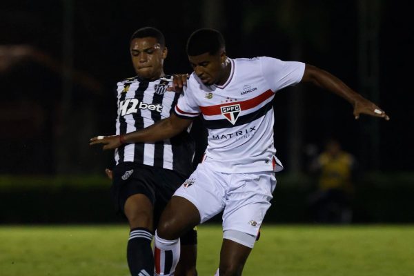 Lance do jogo entre So Paulo e Atltico pelo Campeonato Brasileiro Sub-20 (foto: Rubens Chiri/Saopaulofc)