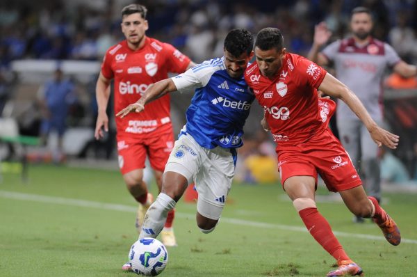Jogadores de Cruzeiro e Vila Nova em campo (foto: Alexandre Guzanshe/EM/D.A Press)