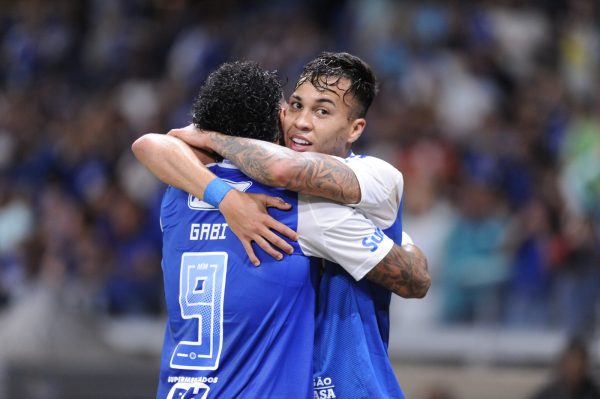 Gabigol comemora com Kaio Jorge, autor dos dois gols na vitria do Cruzeiro sobre o Vila Nova (foto: Alexandre Guzanshe/EM/D.A Press)