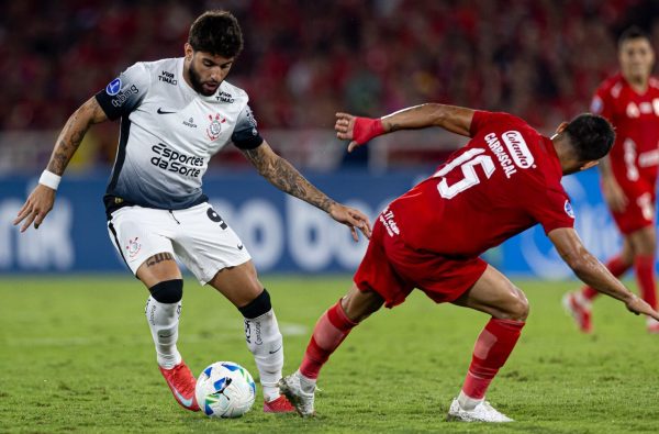 Jogadores de Corinthians e Amrica de Cali disputando bola (foto: Agncia Corinthians)