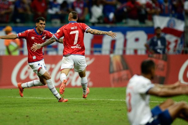 Jogadores do Nacional-URU comemoram gol contra o Bahia na Fonte Nova (foto: Arisson MARINHO / AFP)