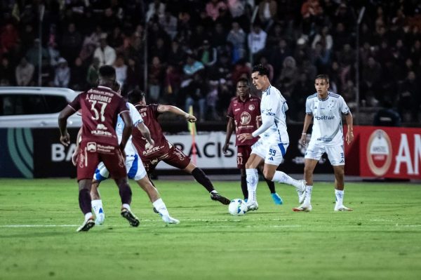 Jogadores de Cruzeiro e Mushuc Runa pela Sul-Americana (foto: Gustavo Aleixo/Cruzeiro)