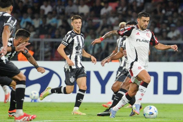 Lance do jogo entre Central Crdoba e Flamengo pela Libertadores (foto: Eduardo RAPETTI / AFP)
