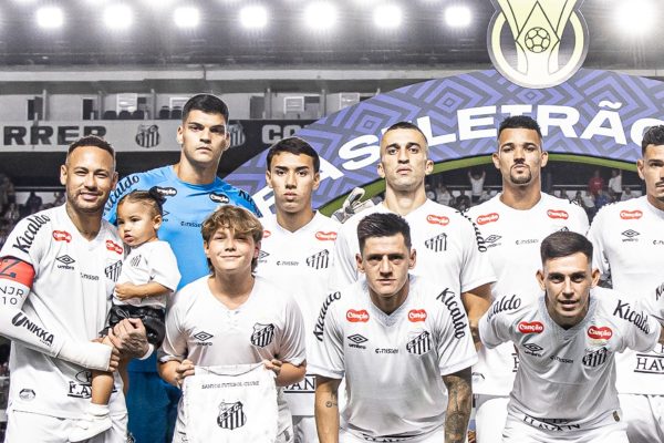 Neymar junto dos filhos e jogadores do Santos antes de duelo pelo Brasileiro (foto: Raul Baretta/ Santos FC.)