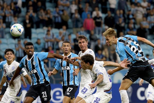 Lance do jogo entre Grmio e Godoy Cruz pela Copa Sul-Americana (foto: SILVIO AVILA / AFP)