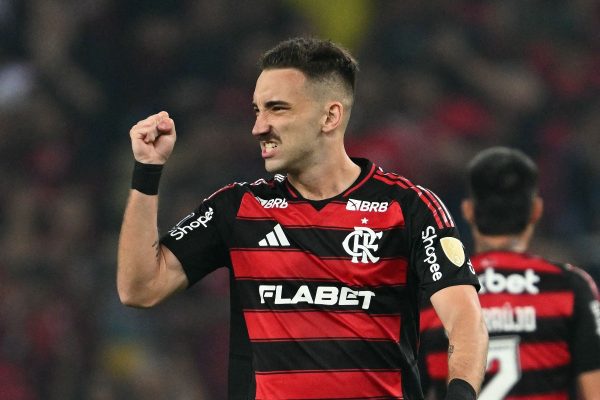 Lo Ortiz comemora gol pelo Flamengo em partida da Libertadores (foto: Mauro PIMENTEL / AFP))
