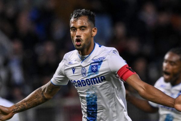 Jubal Jnior comemora gol pelo Auxerre no Campeonato Francs (foto: ARNAUD FINISTRE / AFP - 27/09/2024)