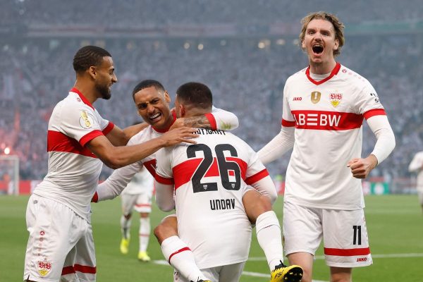 Jogadores do Stuttgart comemoram gol na final da Copa da Alemanha (foto: ODD ANDERSEN / AFP)
