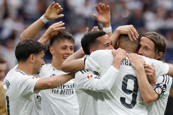 Jogadores do Real Madrid comemoram gol em partida do Campeonato Espanhol (foto: Pierre-Philippe MARCOU / AFP)