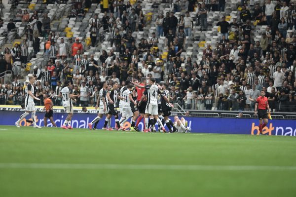Jogadores de Atltico e Corinthians em confuso durante jogo (foto: Leandro Couri/EM/D.A Press)
