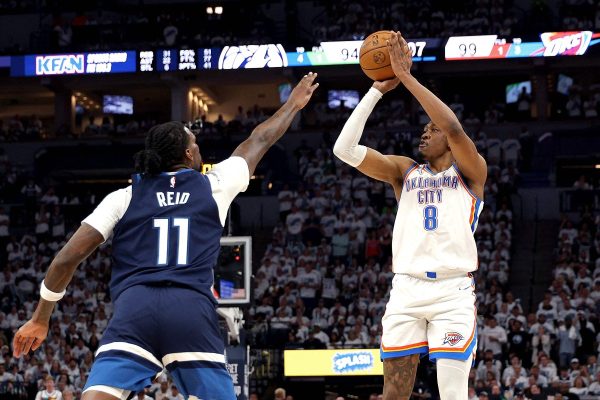 Lance do jogo entre Tiberwolves e Thunder pela final da Conferncia Oeste da NBA (foto: David Berding/AFP)