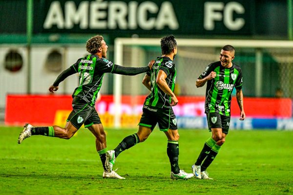 Jogadores do Amrica comemoram gol em partida da Srie B (foto: Mouro Panda / Amrica)