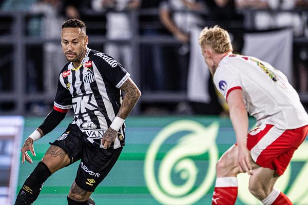 Neymar em campo pelo Santos contra o RB Leipzig (foto: Divulgao/Santos)