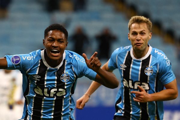Jogadores do Grmio comemoram gol em partida da Sul-Americana (foto: SILVIO AVILA / AFP)