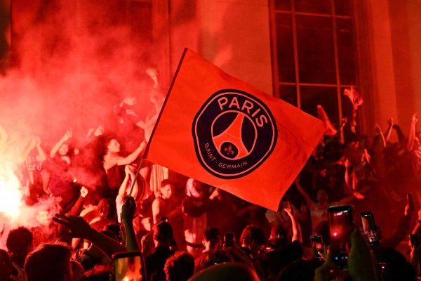 Torcedores do PSG comemoram ttulo da Champions League em Paris (foto: Hugo MATHY / AFP)