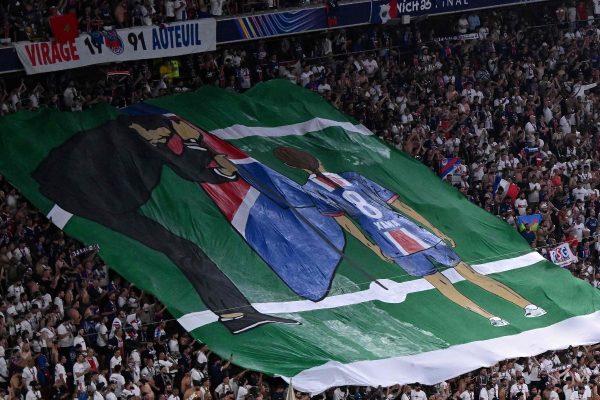 Bandeira com a imagem de Luis Enrique, tcnico do PSG, e a filha Xana (foto: Kirill KUDRYAVTSEV / AFP)