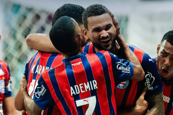 Jogadores do Bahia comemoram gol (foto: Divulgao/Bahia)