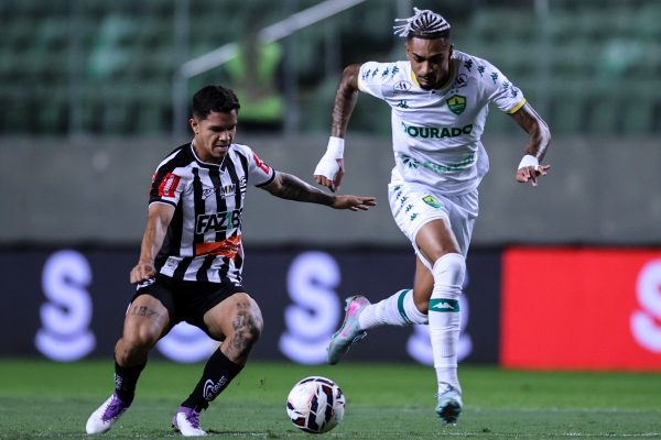 Lance do jogo entre Athletic e Cuiab pela Srie B (foto: Divulgao/Asscom Dourado)