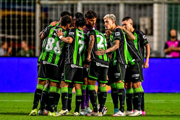 Jogadores do Amrica reunidos antes de partida pela Srie B (foto: Mouro Panda / Amrica)
