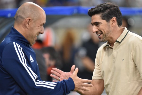 Tcnicos de Cruzeiro e Palmeiras, respectivamente, Leonardo Jardim e Abel Ferreira se cumprimentam no Mineiro (foto: Ramon Lisboa/EM/D.A. Press)