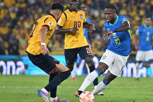 Lance do jogo entre Equador e Brasil pelas Eliminatrias (foto: MARCOS PIN / AFP)