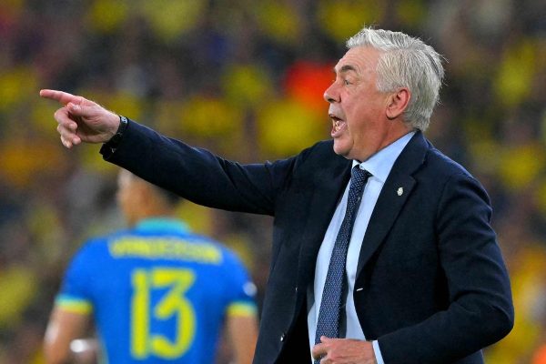 Carlo Ancelotti durante a partida entre Equador e Brasil pelas Eliminatrias (foto: Rodrigo BUENDIA / AFP)
