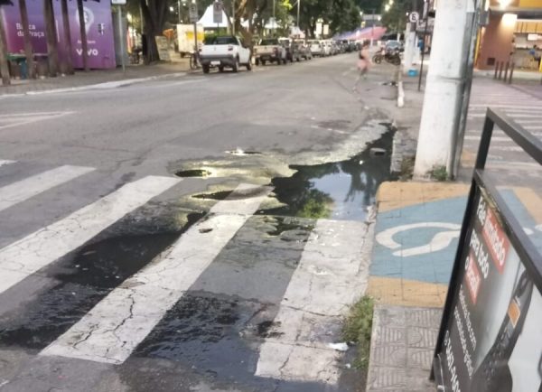 Esgoto estourado na Alameda 31 de Outubro emporcalha a rua e perturba comerciantes