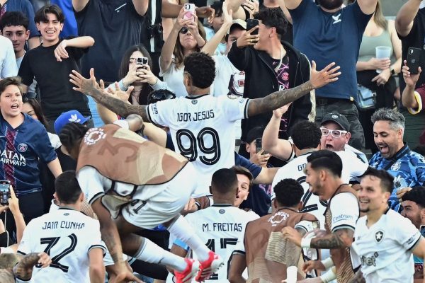 Jogadores do Botafogo comemoram gol contra o PSG no Mundial de Clubes (foto: Frederic J. Brown / AFP)