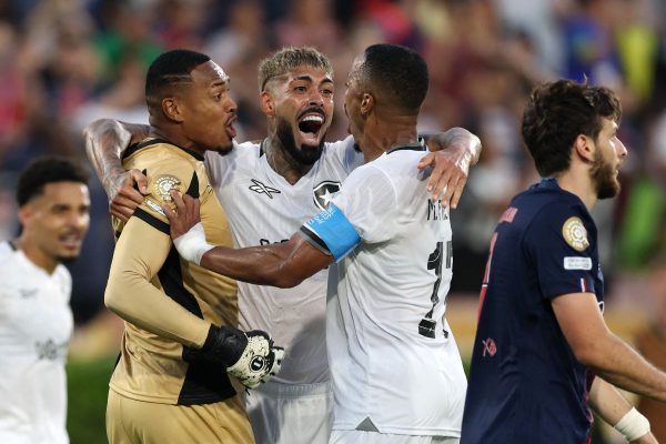 Jogadores do Botafogo comemoram aps vitria sobre o PSG no Mundial de Clubes (foto: STU FORSTER/AFP)