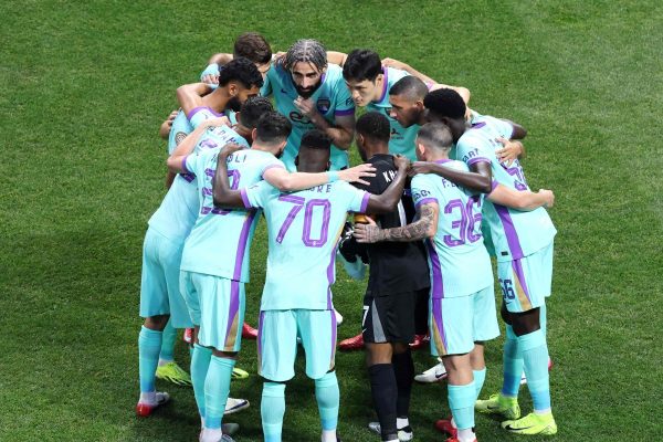 Jogadores do Al Ain antes de partida no Mundial de Clubes (foto: Kevin C. Cox / GETTY IMAGES NORTH AMERICA / Getty Images via AFP)