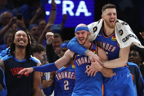Jogadores do Oklahoma City Thunder comemoram vitria na final da NBA (foto: MATTHEW STOCKMAN / GETTY IMAGES NORTH AMERICA / Getty Images via AFP)