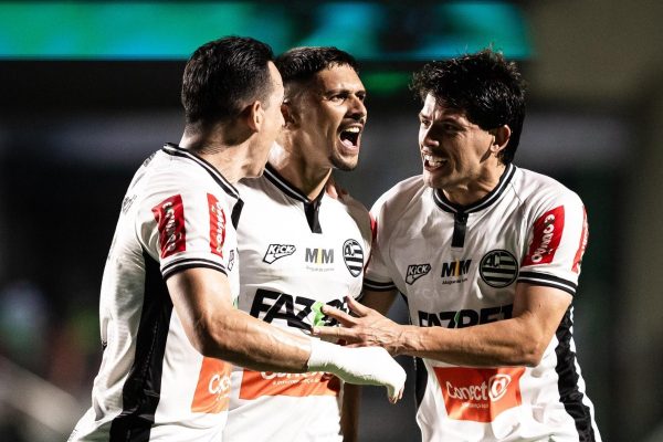 Jogadores do Athletic comemoram gol em partida da Srie B (foto: Divulgao/Athletic)