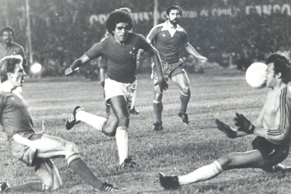 Lance Bayern de Munique x Cruzeiro em 1976 (foto: Arquivo/Estado de Minas - 22/12/1976)