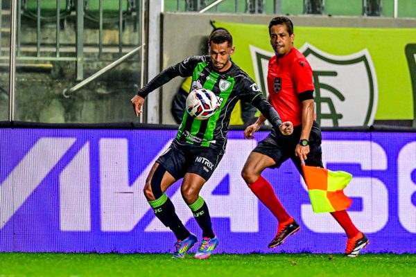 Fabinhi, do Amrica, em jogo pela Srie B (foto: Mouro Panda/Amrica)