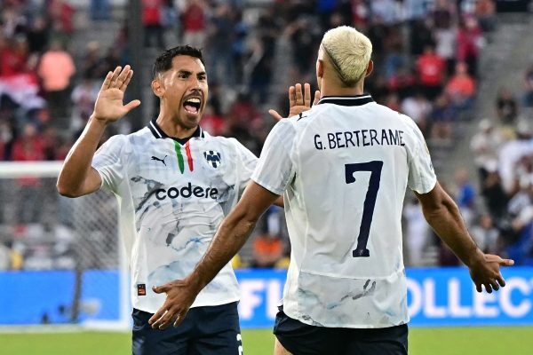 Jogadores do Monterrey comemoram gol contra o Urawa Reds no Mundial de Clubes (foto: FREDERIC J. BROWN/AFP)