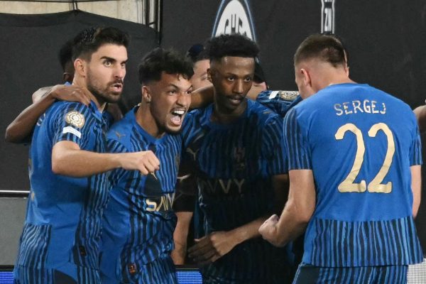 Jogadores do Al Hilal comemoram gol em partida do Mundial de Clubes (foto: PATRICIA DE MELO MOREIRA/AFP)