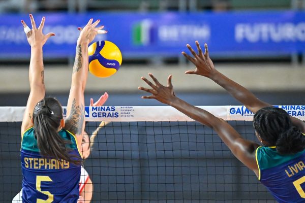 Lance do jogo entre Brasil e Peru pela Copa Amrica Feminina de Vlei (foto: Gustavo Rabelo/BHFOTO)