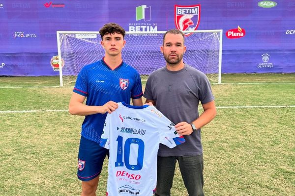 Betim renovou com o meio-campista Andr Sion (foto: Danilo Moraes/BETIM FUTEBOL)