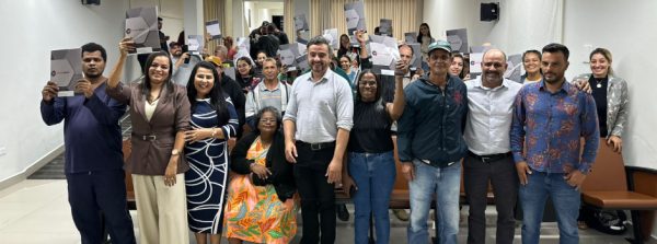 Governo de Minas realiza sonho de 139 famílias do Leste do estado com entrega de títulos de regularização de propriedade