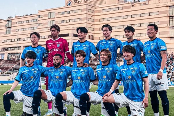 Jogadores do Yokohama FC (foto: Divulgao / Yokohama FC)