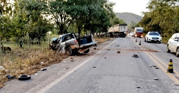 Acidente entre carro e caminhão deixa uma pessoa morta na BR-259, em Itueta