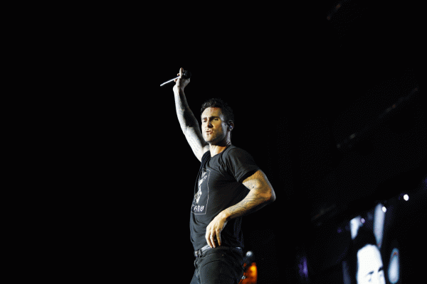 adam-levine-maroon-5-gif