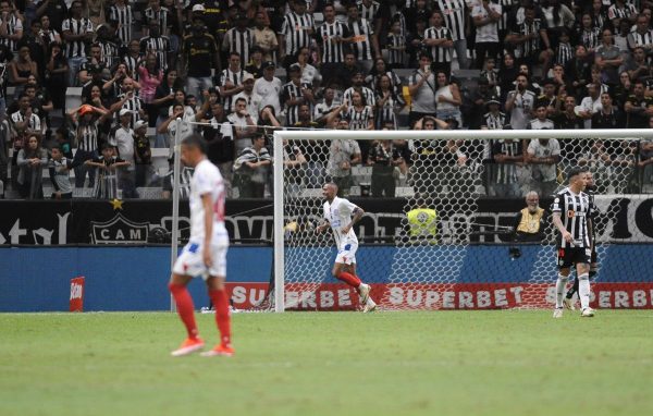 Ademir comemora gol contra o Atltico na Arena MRV (foto: Alexandre Guzanshe/EM/D.A)