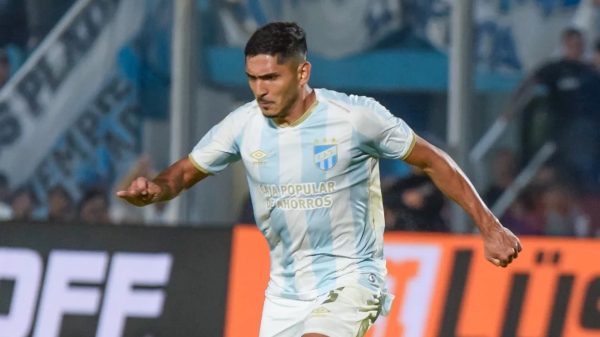 Adrin Snchez em ao pelo Atltico Tucumn (foto: Jo Ledezma/Atltico Tucumn)