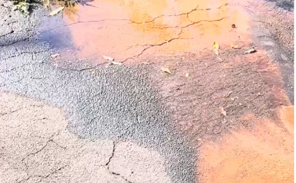 Água jorrando na rua, no bairro Novo Horizonte, em Timóteo