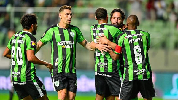 Jogadores do Amrica celebram vitria sobre a Ponte Preta (foto: Mouro Panda/Amrica)